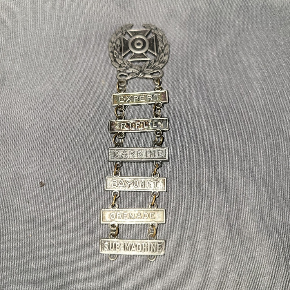 Vtg U.S. Army WW II Expert Marksmanship Rifle Bayonet Badge